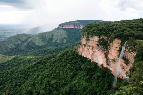 A chapada dos Guimarães é uma das formações características do relevo mato-grossense. Suas belas paisagens são um grande atrativo turístico do estado.