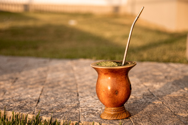 O chimarrão é uma bebida típica do Rio Grande do Sul.