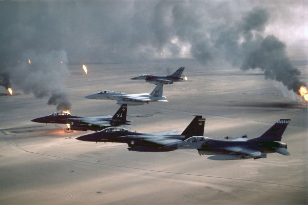 Aviões norte-americanos monitorando o território do Kuwait depois da Guerra do Golfo.