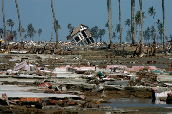 Devastação causada pelo tsunami na Indonésia, em 2004.