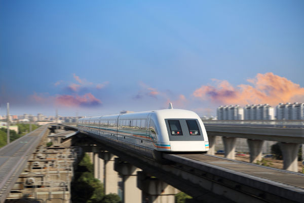 Os trens maglev conseguem desenvolver velocidades de até 600 km/h sem tocar no chão.