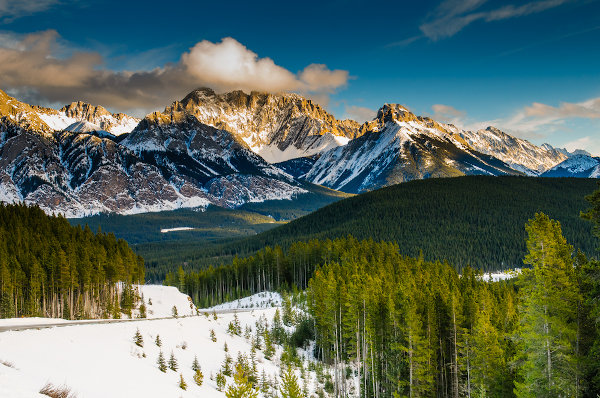 O oeste canadense é uma região marcada pela presença de montanhas, como a extensão norte das Montanhas Rochosas.