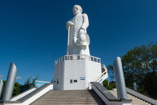 Padre Cícero nasceu em Crato, mas foi em Juazeiro que ele se tornou uma das figuras religiosas e políticas mais importantes do Ceará.