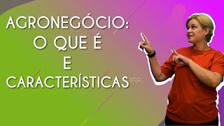Professora ao lado do texto"Agronegócio: o que é e características".