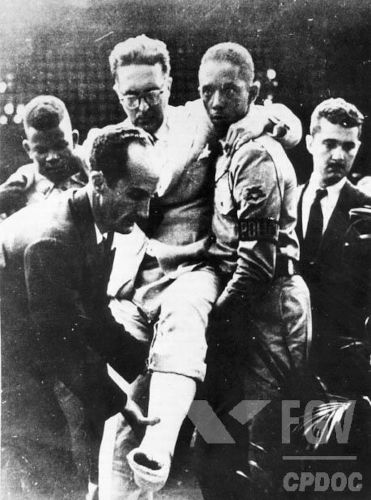 Em 5 de agosto de 1954, um pistoleiro tentou assassinar Carlos Lacerda no evento conhecido como Atentado da Rua Tonelero.