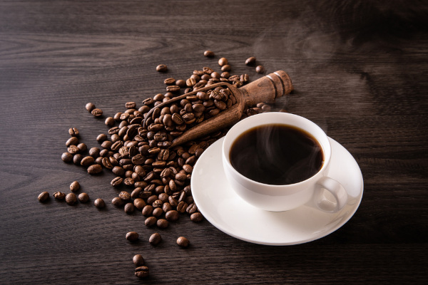O consumo exagerado de café pode trazer riscos à saúde.