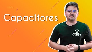 Professor ao lado do escrito "Capacitores" em fundo laranja.