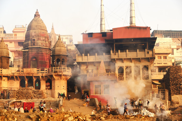 Ritual de cremação às margens do Ganges, em Varanasi, Índia. 