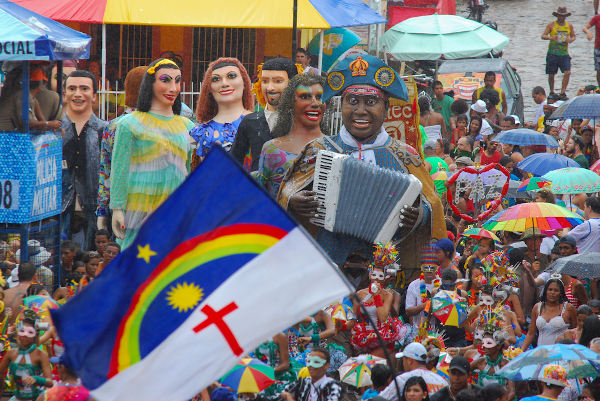 Foliões no Carnaval de Olinda, Pernambuco.