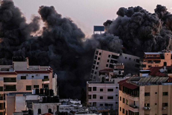 Incêndio em Cidade de Gaza depois de um bombardeio israelense.