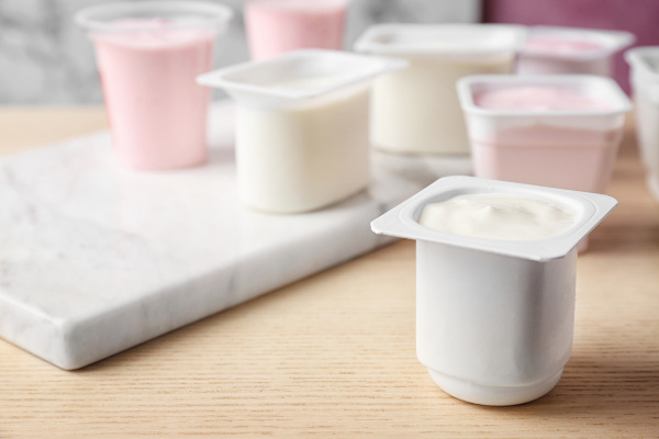 A lgumas bactérias são utilizadas na fabricação de alimentos, como o iogurte.
