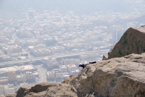 Monte Jabal al-Nour, onde fica a caverna Hira, e a cidade de Meca ao fundo.