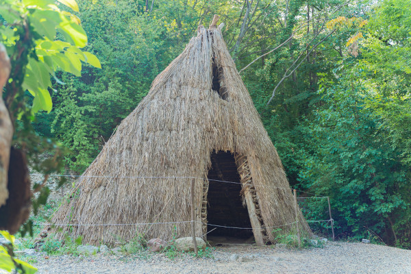 Exemplo de uma casa de palha do Período Mesolítico.