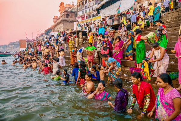  Hindus em ritual sagrado às margens do Ganges, em Varanasi, Índia. 