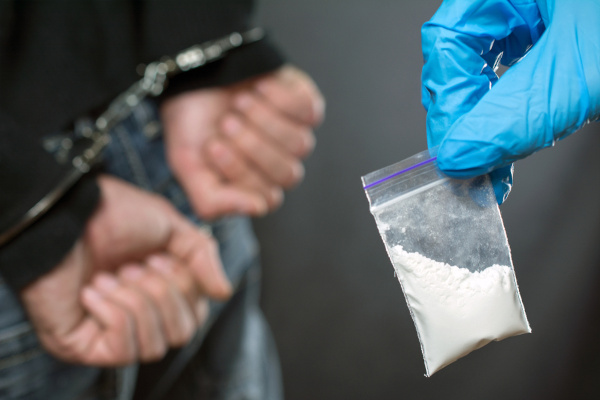 O tráfico de drogas no Brasil é considerado crime com pena de prisão e multa.