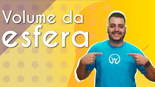 Professor ao lado do texto"Volume da esfera" em fundo amarelo.