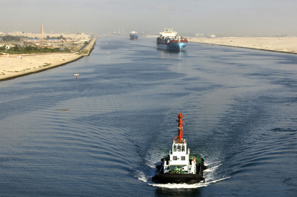 Foto do canal de Suez, no Egito, com embarcações ao longo dele.