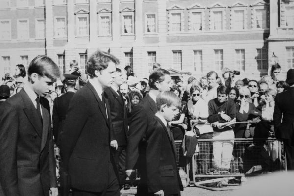 Funeral da princesa Diana. Atrás do caixão estão o príncipe Charles, os príncipes William & Harry e o conde Charles Spencer.