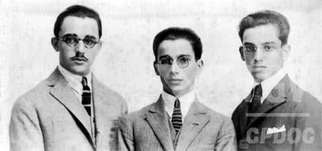 Foto em preto e branco de Anísio Teixeira, no centro, com dois amigos.