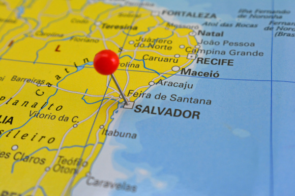 Mapa de parte do litoral nordestino brasileiro com marcador vermelho na cidade de Salvador.