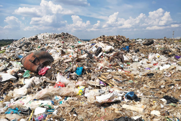 Foto um grande monte de lixo em referência à poluição.
