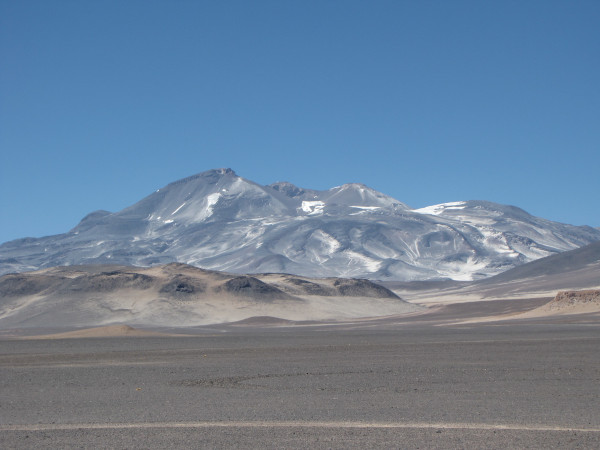 Foto de um vulcão, o mais alto do mundo, no Chile.