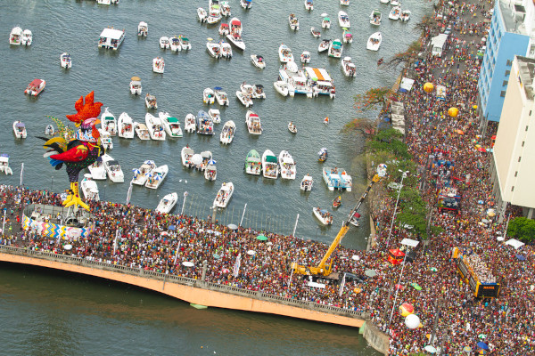Vista aérea de multidão de foliões participando do bloco carnavalesco Galo da Madrugada.