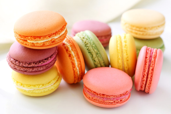 Macarons coloridos em fundo branco