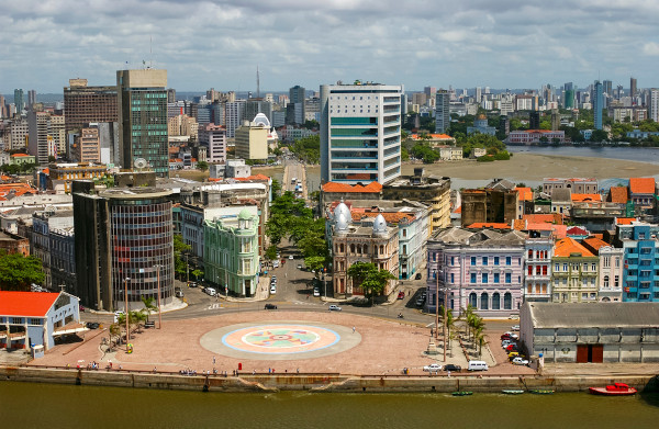 Vista parcial de Recife e da praça do Marco Zero, indicando o local de fundação da capital pernambucana.