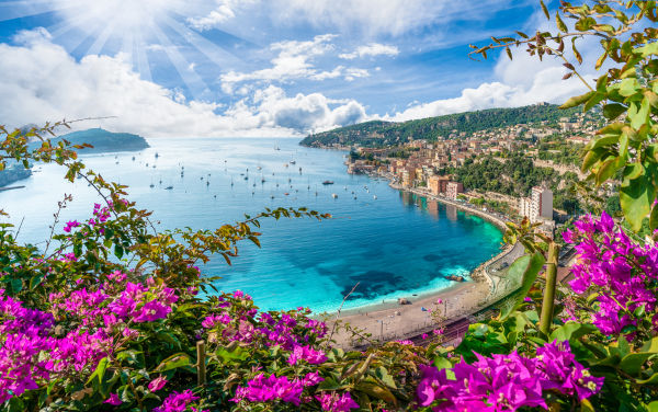 Vista aérea da costa da Riviera Francesa com a cidade medieval de Villefranche sur Mer, região de Nice, França.