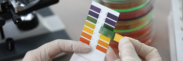 O valor do pH pode ser indicado com fitas que adquirem cores diferentes de acordo com o pH da solução.