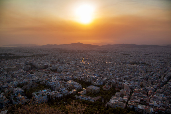 Cidade de Atenas, na Grécia, recoberta pela fumaça dos incêndios florestais em agosto de 2021.