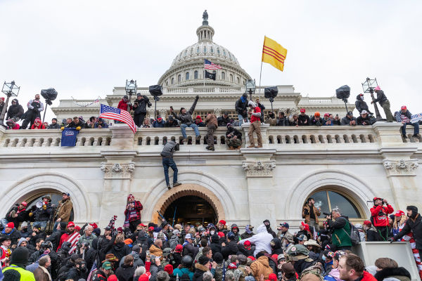 Diversas pessoas invadem o Capitólio, no contexto da derrota de Trump em 2020.