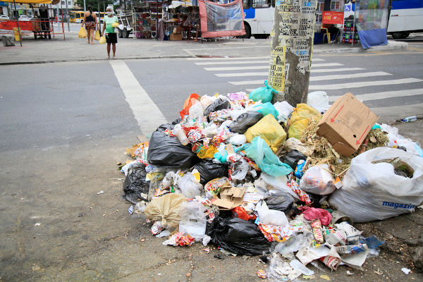 Lixo na cidade representando os problemas ambientais urbanos