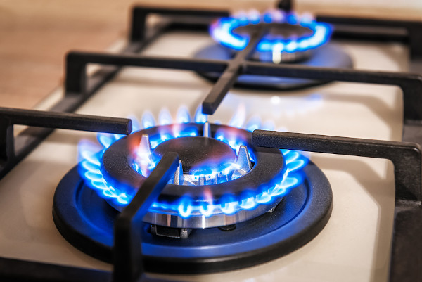 O gás natural, de ampla utilização em nossas residências, é uma mistura de hidrocarbonetos leves, em que se destaca o metano, CH4.