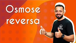 Professor ao lado do texto"Osmose reversa"em fundo laranja.