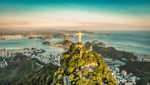 Vista aérea do Rio de Janeiro abrangendo a paisagem do Cristo Redentor e do Corcovado.