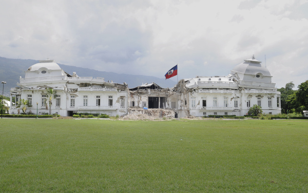 Palácio Nacional do Haiti, que fica na capital Porto Príncipe, parcialmente destruído pelo terremoto de 2010.