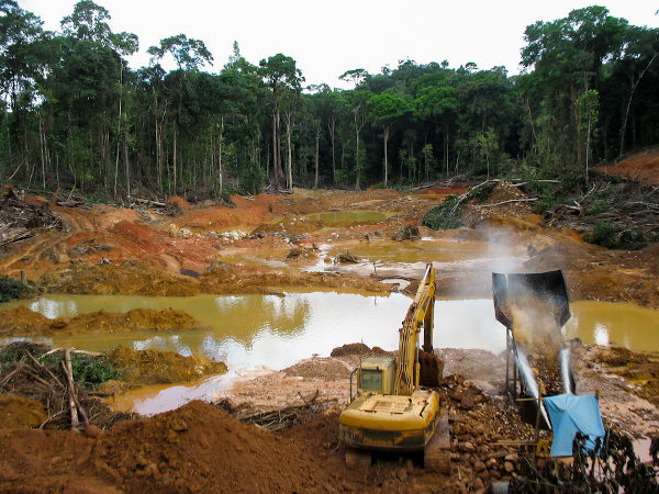 Área desmatada  próxima a curso d’água