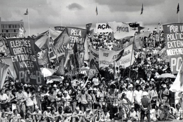 Multidão durante as manifestações pelas diretas já.