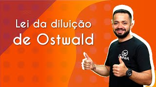 Professor ao lado do texto"Lei da diluição de Ostwald" em fundo laranja.