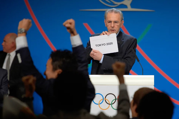 Presidente do COI, Jacques Rogge anuncia Tóquio como sede dos Jogos Olímpicos e Paralímpicos de 2020. 