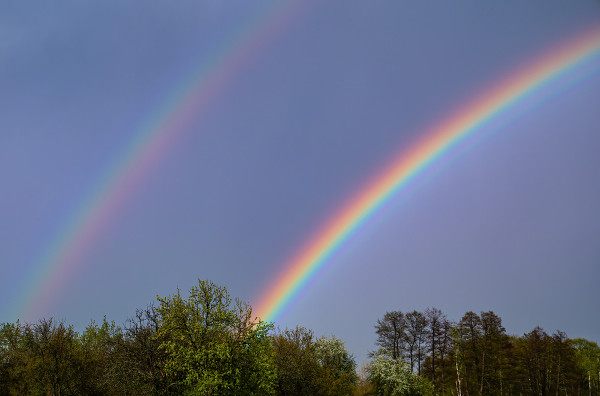 Arco-íris duplo sendo formado pela segunda reflexão das gotículas de chuva.