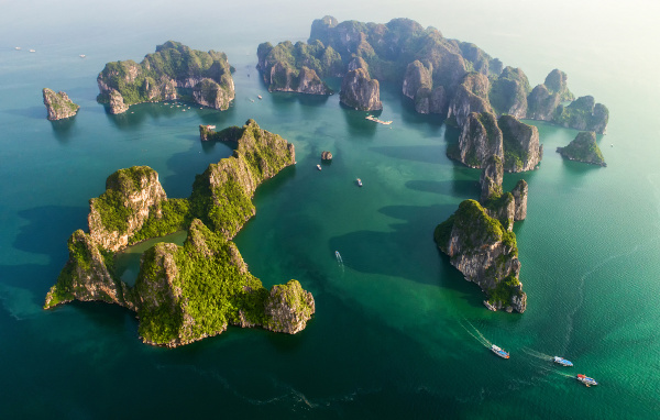 Formações calcárias na Baía de Halong, no litoral nordeste do Vietnã.