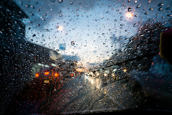 Imagem de um vidro molhado pela chuva em alusão às massas de ar