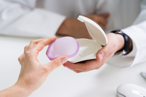 O diafragma é um método contraceptivo que pode ser reutilizado.