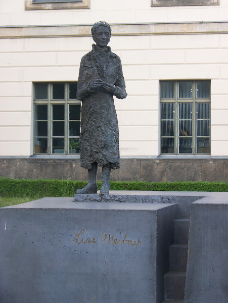 Est&aacute;tua de Lise Meitner, na Universidade de Humboldt, Berlim, Alemanha.
