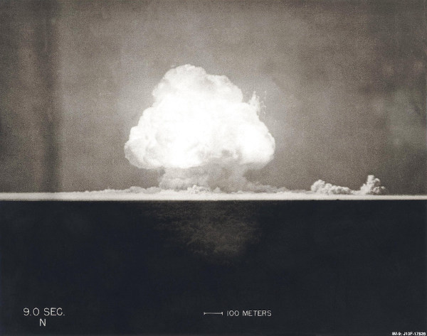 Explos&atilde;o de bomba at&ocirc;mica durante a Experi&ecirc;ncia Trinity, o primeiro teste nuclear da hist&oacute;ria, em 16 de julho de 1945.