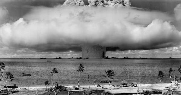 Explos&atilde;o causada pela bomba nuclear Baker, na Opera&ccedil;&atilde;o Crossroads, em 1946, no Atol do Bikini, oceano Pac&iacute;fico.