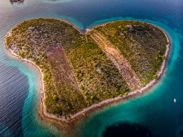 A ilha de Galešnjak, na Croácia, é conhecida como Ilha do Amor pela sua forma de coração.